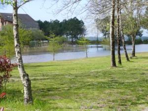 Maisons de vacances Maison de 2 chambres avec vue sur le lac piscine partagee et jardin a Hourtin : photos des chambres