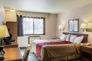 King Room - Non-Smoking room in Econo Lodge North Sioux Falls