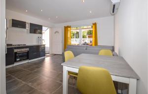 Maisons de vacances Awesome Home In Mezzavia With Kitchen : photos des chambres