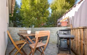 Maisons de vacances Nice home in Mezzavia with Outdoor swimming pool and WiFi : photos des chambres