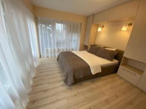 Sunny apartment, 5min to the sea. Parking. Self check in.