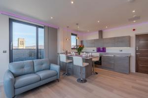 Central Penthouse with Hot Tub & Views 22