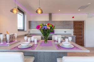 Central Penthouse with Hot Tub & Views 22