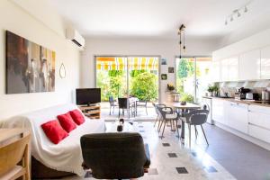 Maisons de vacances Air-Conditioned Apartment With Furnished Terrace & Parking Rated 3 Stars : photos des chambres