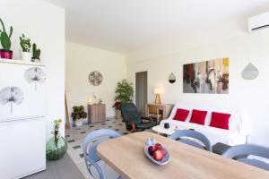 Maisons de vacances Air-Conditioned Apartment With Furnished Terrace & Parking Rated 3 Stars : photos des chambres