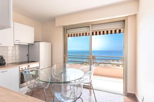 Appartements Air-Conditioned Furnished Apartment With 2 Bedrooms & Sea View Terrace : photos des chambres