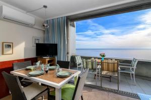 Appartements Air-Conditioned Apartment With Sea View Furnished Terrace & Parking : photos des chambres