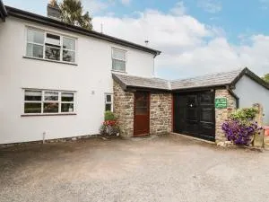 Holly Farm Cottage - Bettws Disserth