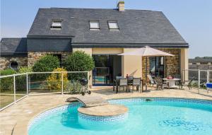 Maisons de vacances Beautiful Home In Saint-germain-sur-ay With Wifi, 4 Bedrooms And Outdoor Swimming Pool : photos des chambres