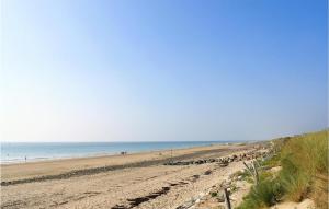 Maisons de vacances Beautiful Home In Saint-germain-sur-ay With Heated Swimming Pool : photos des chambres