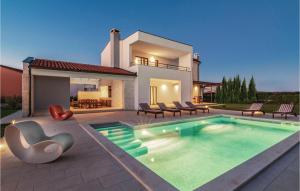 obrázek - Amazing Home In Valbandon With Wifi, Outdoor Swimming Pool And Heated Swimming Pool