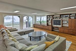 Beachfront Waimanalo Home with Pergola and Ocean Views