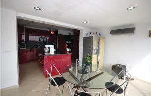 Maisons de vacances Gorgeous Home In Les Adrets With Wifi : photos des chambres