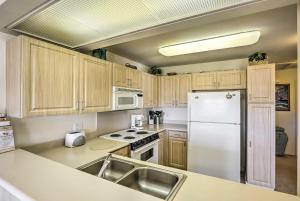 Kapolei Condo with Lanai and Pool Access - Near Beach!