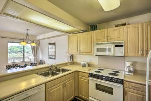 Kapolei Condo with Lanai and Pool Access - Near Beach!