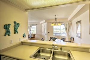 Kapolei Condo with Lanai and Pool Access - Near Beach!