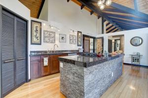 Kailua-Kona House w Balcony & Ocean Views!