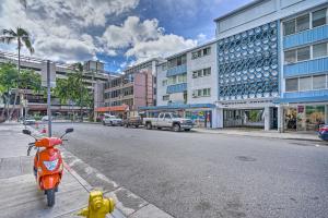 Sun-Filled Condo with Lanai Near Waikiki Beach!