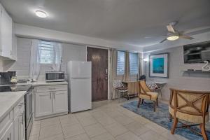 Sun-Filled Condo with Lanai Near Waikiki Beach!