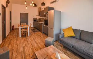 2 Bedroom Gorgeous Apartment In Avignon