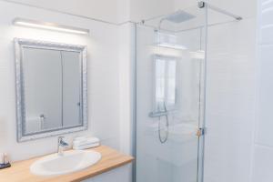 Hotels Hotel D'Anjou : Chambre Triple Deluxe avec Climatisation