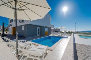 Dario 3 luxury apartment with a pool