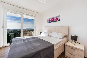 Dario 3 luxury apartment with a pool 