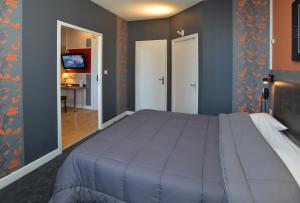 Hotels Hotel La Croix Blanche : Suite Familiale