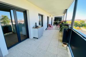 Appartements Apartment With Parking 2 Bedrooms & Furnished Terrace : photos des chambres