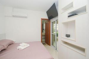 Apto com garagem e lavanderia em frente à praia