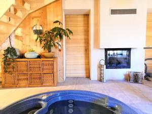 Maisons de vacances La Maison du Bonheur maison de campagne 17 personnes avec jacuzzi : photos des chambres