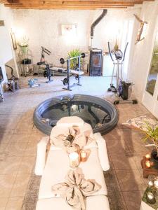 Maisons de vacances La Maison du Bonheur maison de campagne 17 personnes avec jacuzzi : photos des chambres