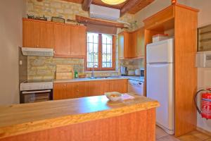 Villa Vrisses by PosarelliVillas