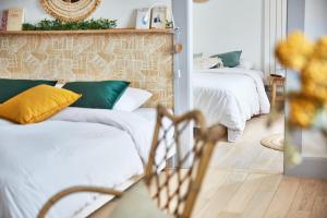 B&B / Chambres d'hotes Demeure de Manneville - SPA - 1Km des plages de Cabourg : Chambre Quadruple avec Baignoire