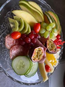 B&B Bland ormbunkar och rosor