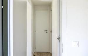 Maisons de vacances Amazing Home In Saint-germain-sur-ay With Kitchen : photos des chambres