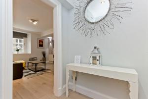 Ultra Modern, West End Village, Refurbished basement appt