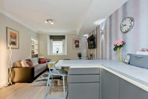 Ultra Modern, West End Village, Refurbished basement appt