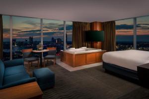 Corner King Suite with Spa Bath Non-smoking room in Seneca Niagara Resort & Casino