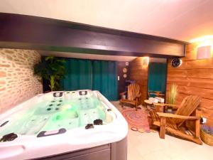 Maisons de vacances Le Cocon Boheme - Parking - piscine chauffee - espace bien-etre Jacuzzi et massages : photos des chambres