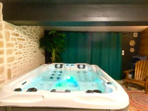 Maisons de vacances Le Cocon Boheme - Parking - piscine chauffee - espace bien-etre Jacuzzi et massages : Maison de Vacances