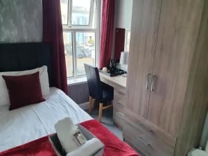 Room 6 - Single Room - First Floor room in The Braemar Southport