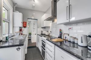 2BR Cosy Stay Near Cathedral Parking Workspace