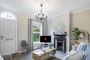 2BR Cosy Stay Near Cathedral Parking Workspace