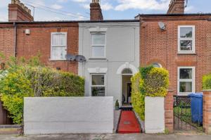 2BR Cosy Stay Near Cathedral Parking Workspace
