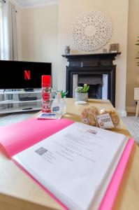 2BR Cosy Stay Near Cathedral Parking Workspace