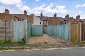 2BR Cosy Stay Near Cathedral Parking Workspace