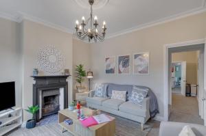 2BR Cosy Stay Near Cathedral Parking Workspace