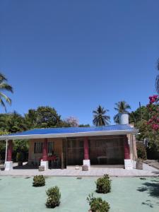 Maison du Bonheur costaricienne sur la plage avec bassin de rafraichissement