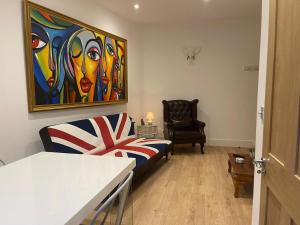 Bagshot PennyHill Camberley Ascot Luxury 2 Beds 1 Bath Sleeps 4 Pets OK Permit Parking